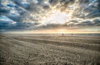 Strand Bredene met zon en twee personen