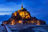 Mont Saint-Michel während der blauen Stunde