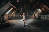 Mädchen auf dem Dachboden