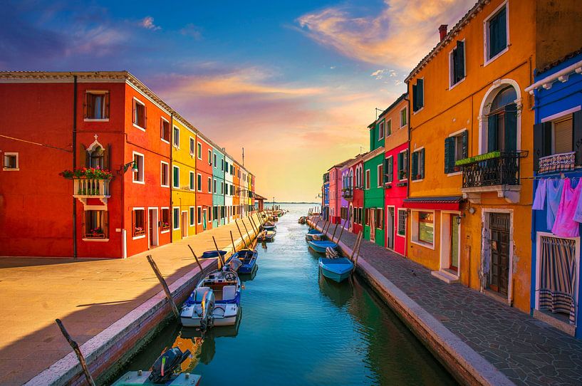 Blick auf die Insel Burano bei Sonnenuntergang. Venedig von Stefano Orazzini