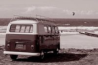 Ambiance de plage avec un bus Vw, un surfeur et la mer.