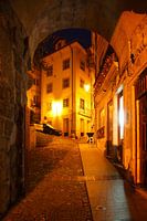 Arco de Almedina in de schemering, Oude Stad, Coimbra, Portugal, Europa I Aartspoort Arco de Almedin