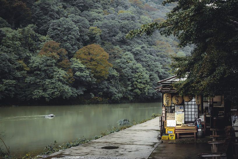 Jour de pluie dans un restaurant d'Arashiyama à Kyoto par Mickéle Godderis