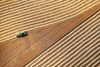 Luftaufnahme eines Landwirts bei der Getreideernte in Donderen in Drenthe