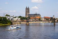 Magdeburg an der Elbe mit Touristenschiff