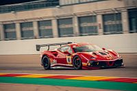 Ferrari 488 Challenge Evo mit rot glühenden Bremsen