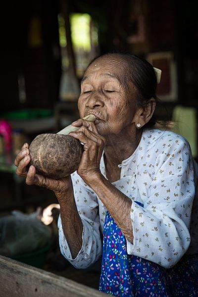 BAGHAN,MYANMAR, DECEMBER 12 2015 - Cheroot rokende oude vrouw in  Baghan.Wout Kok One2expose van Wout Kok
