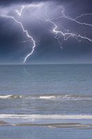 Donner und Blicksem am Meer