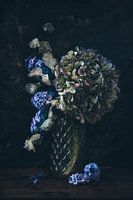 Stilleven van bloemen in blauw, in oude meesters stijl