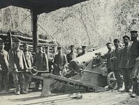 World War I cannon gun soldiers