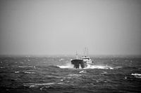 Schiff auf der Nordsee in hohen Wellen