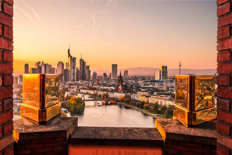 Francfort-sur-le-Main vu d'en haut avec des créneaux dorés au premier plan par Fotos by Jan Wehnert