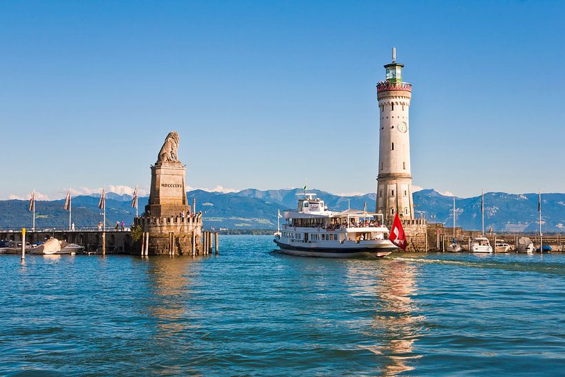 Schiff im Hafen von Lindau am Bodensee von Werner Dieterich