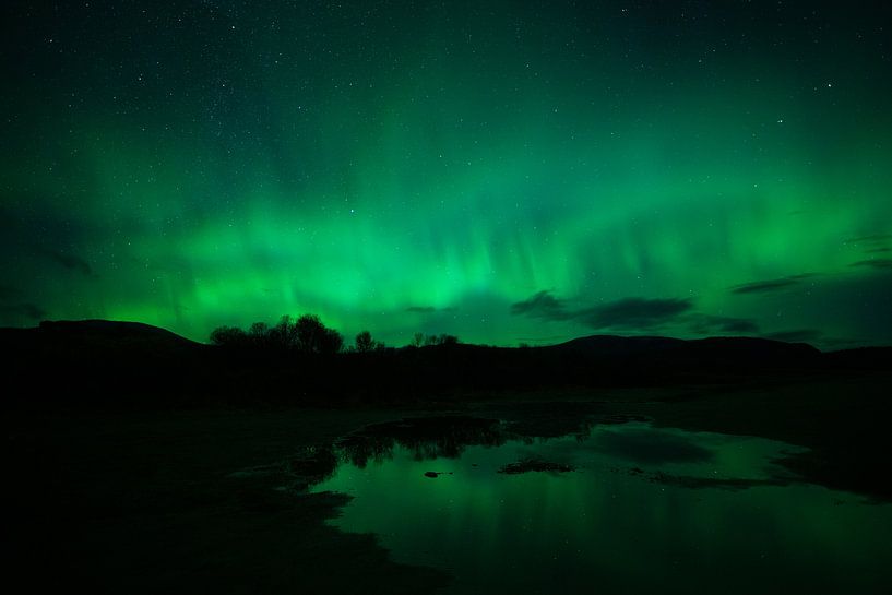Reflections of the northern lights by JNphotography