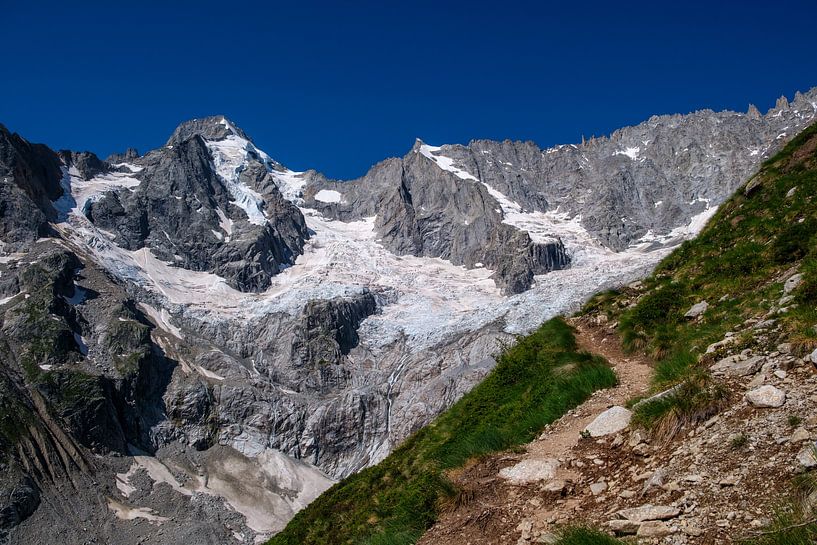 Alpes suisses - Sentier de montagne jusqu'au glacier sous le ciel bleu par RAW & Refined