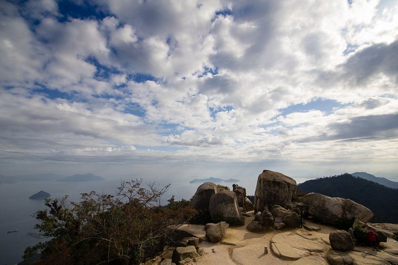 Blick vom Berg auf Miyajima in Japan von Marcel Alsemgeest