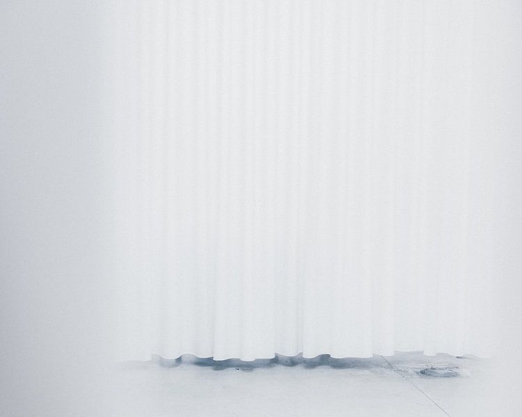 Minimalistische weiße Vorhänge von Karlijne Geudens