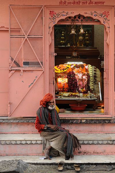 Homme dans un temple hindou en Inde par Gonnie van de Schans