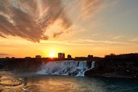 Niagara Falls tijdens zonsondergang