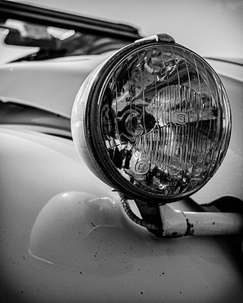 De mooie koplamp van een lelijk eendje. van Jeroen Beemsterboer