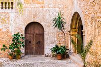 Vue idyllique d'un patio de villa méditerranéenne