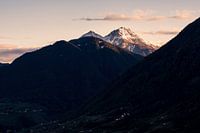 Sommets de montagne dans la lumière du soir