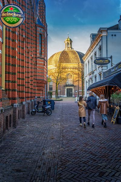 Église en forme de dôme à Arnhem avec des gens et une rue commerçante par Bart Ros