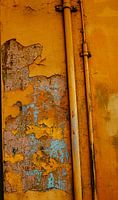 Abblätternde Wand & Rohre – Ocker mit türkisfarbener Patina | industrielle Texturkunst