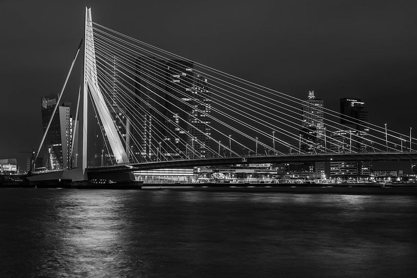 Erasmusbrug Rotterdam nacht - Zwart-Wit par Peter de Jong
