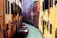 Ein Boot liegt in Venedig