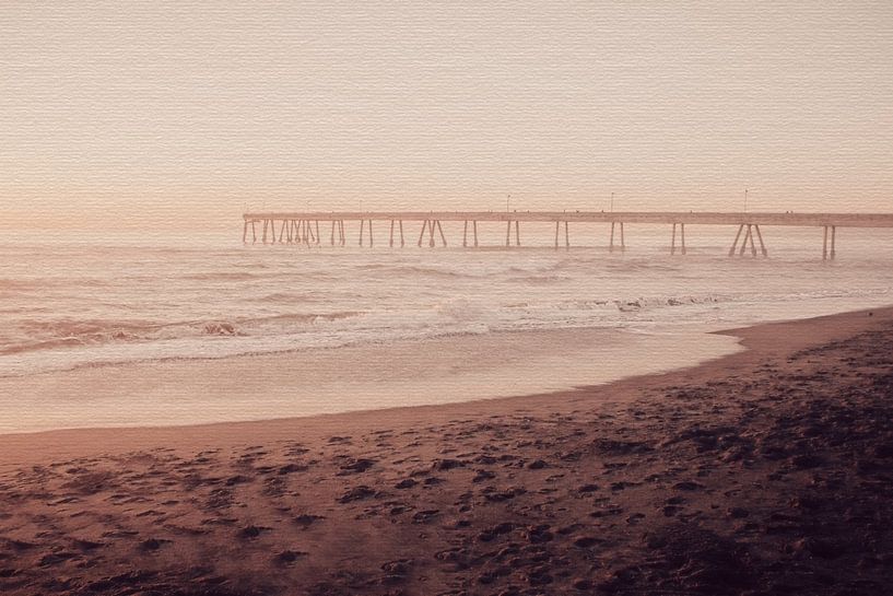 Ozeanwellen und ein entfernter Pier von Monika Strigel