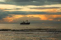 Krabbenkutter bei Sonnenuntergang