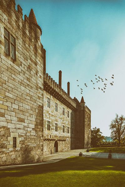 Palais Paço dos Duques de Bragança à Guimarães. Château historique médiéval et palais royal : un riche patrimoine par SPJE ART