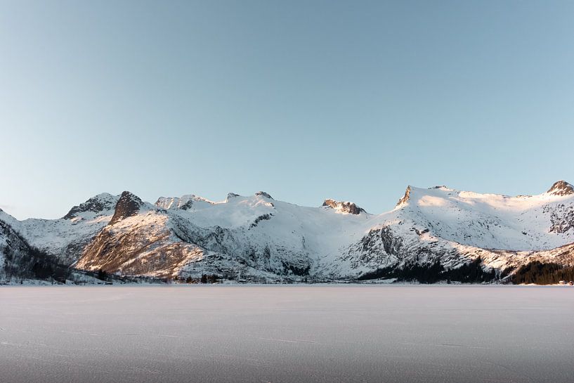 Gefrorener See mit verschneiten Bergen | Lofoten, Norwegen | Naturfotografie Druck von Dylan gaat naar buiten