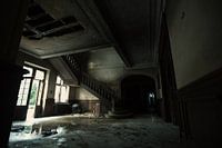 Dunkle Eleganz in einem verlassenen Schloss