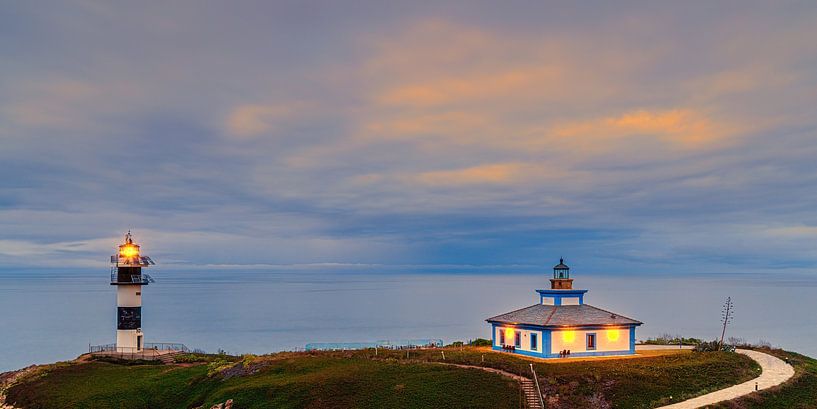 Sonnenuntergang am Leuchtturm von Faro Illa Pancha, Galicien, Spanien von Henk Meijer Photography