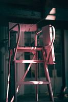 Rosa Schirmsitz in einer alten Fabrikhalle