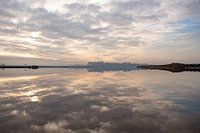 Coucher de soleil hivernal sur la réflexion de l'eau