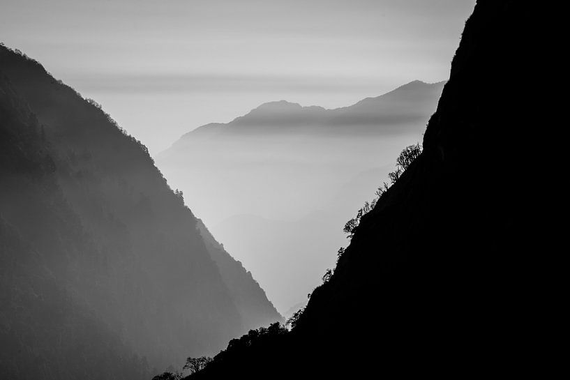 Mountains in Nepal - black and white by Ellis Peeters