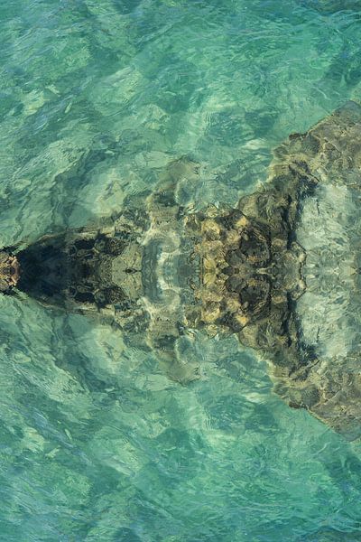 Türkisblaues Meerwasser und sanfte Wellen von Adriana Mueller