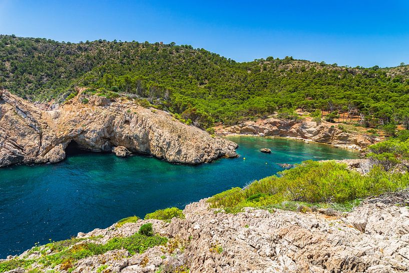 Schöner Blick auf den Strand Caló des Monjo, idyllische Bucht Mallorca von Alex Winter