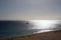 Blick über das Meer mit Spiegelung im Wasser