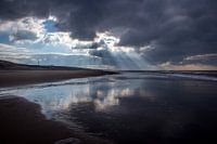 Zonnestralen op het strand