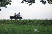 Rust aan de rivierdijk