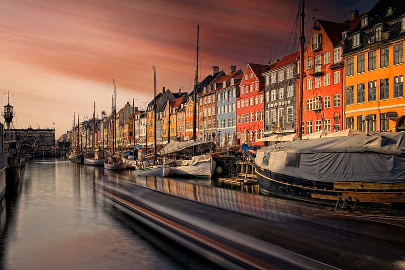 Sonnenuntergang am Nyhavn, einem wunderschönen Hafen im Zentrum von Kopenhagen von gaps photography