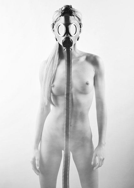 Nackte Frau mit Gasmaske. #B7666 von Photostudioholland