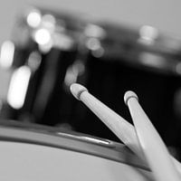 drumstokken op drumstel