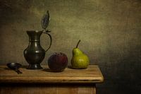 Zinngegenstände und Früchte