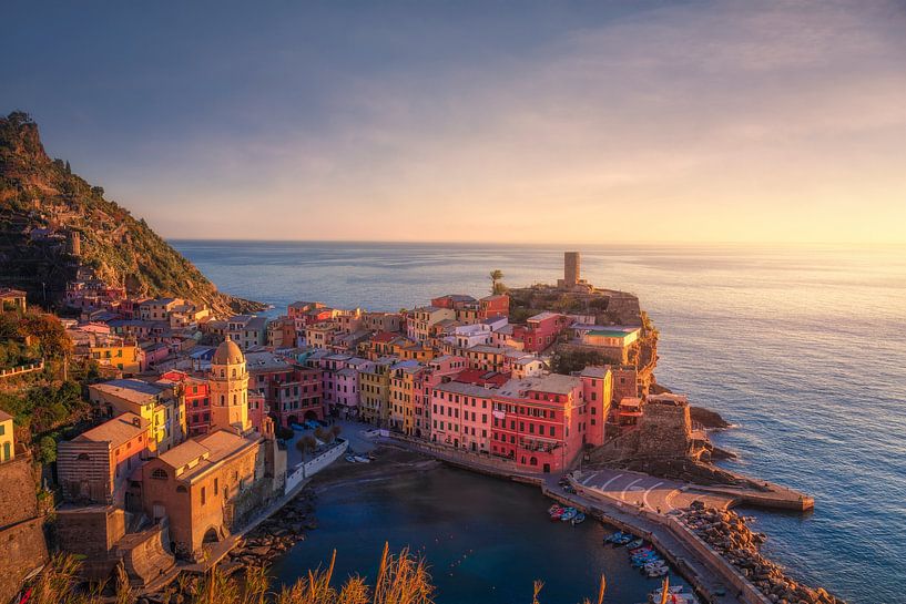 Blick auf das Dorf Vernazza bei Sonnenuntergang, Cinque Terre von Stefano Orazzini