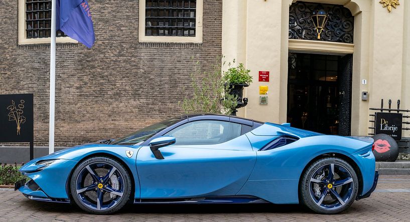 Ferrari SF90 Sportwagen in hellblauer Seitenansicht von Sjoerd van der Wal Fotografie